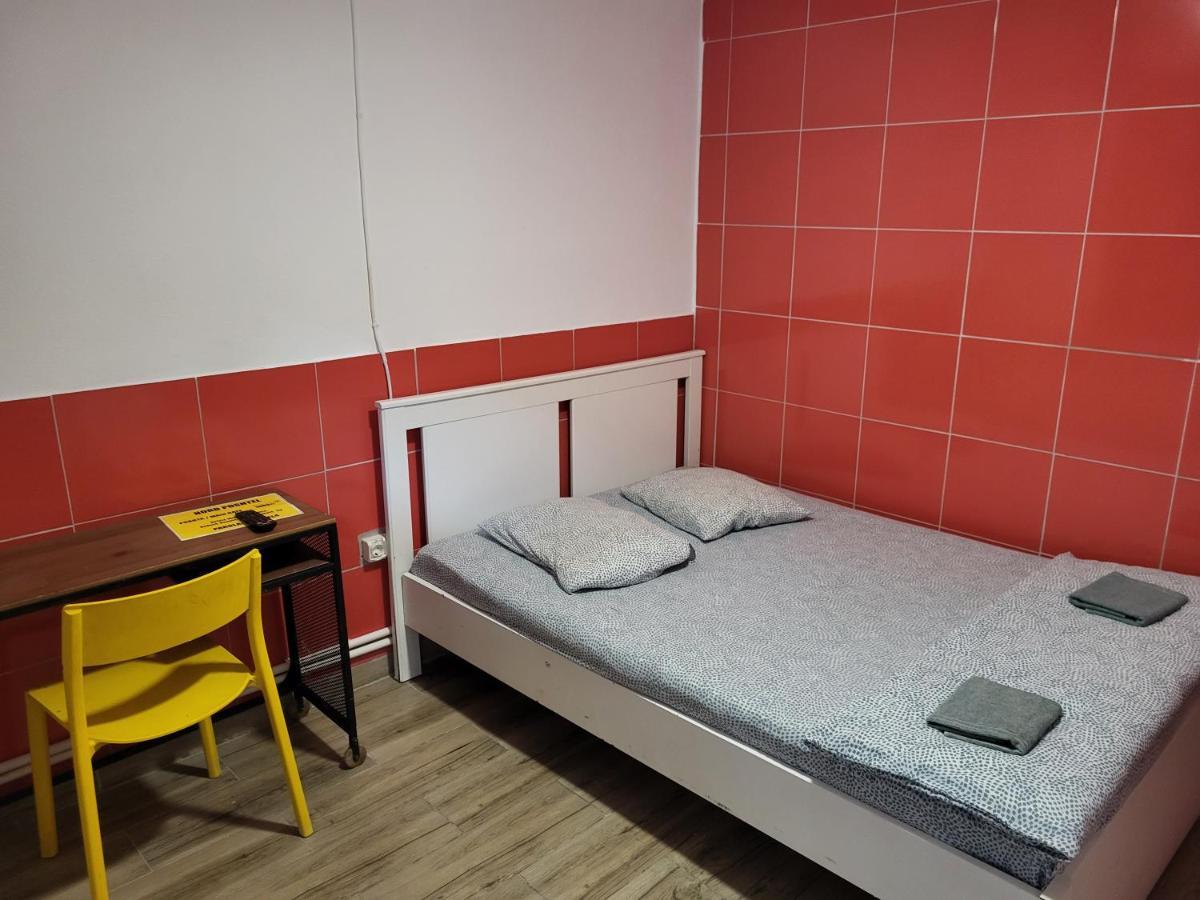 Banat 4 Hostel Bucureşti Ngoại thất bức ảnh