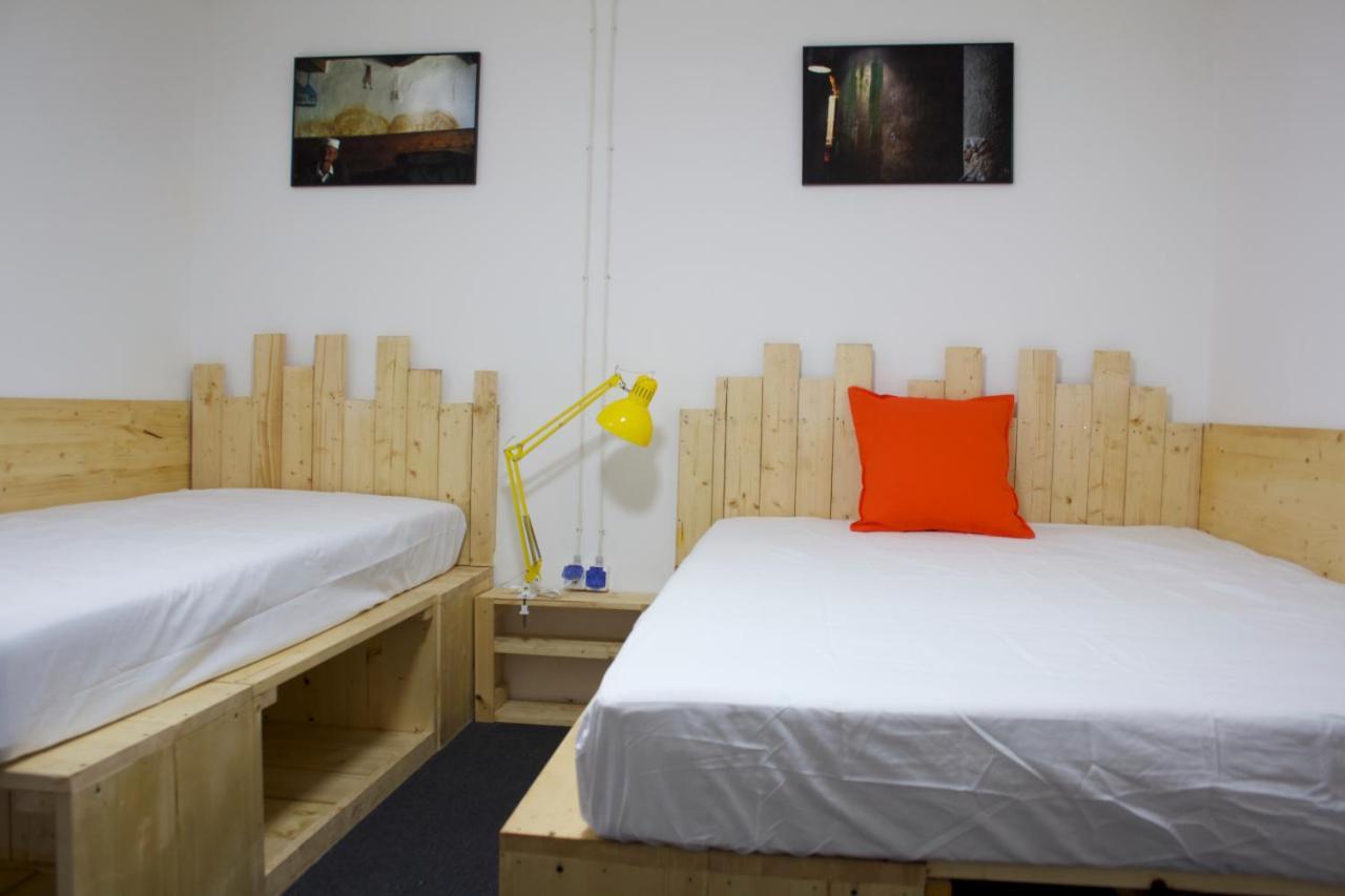 Banat 4 Hostel Bucureşti Ngoại thất bức ảnh