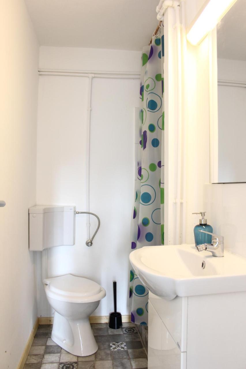 Banat 4 Hostel Bucureşti Ngoại thất bức ảnh