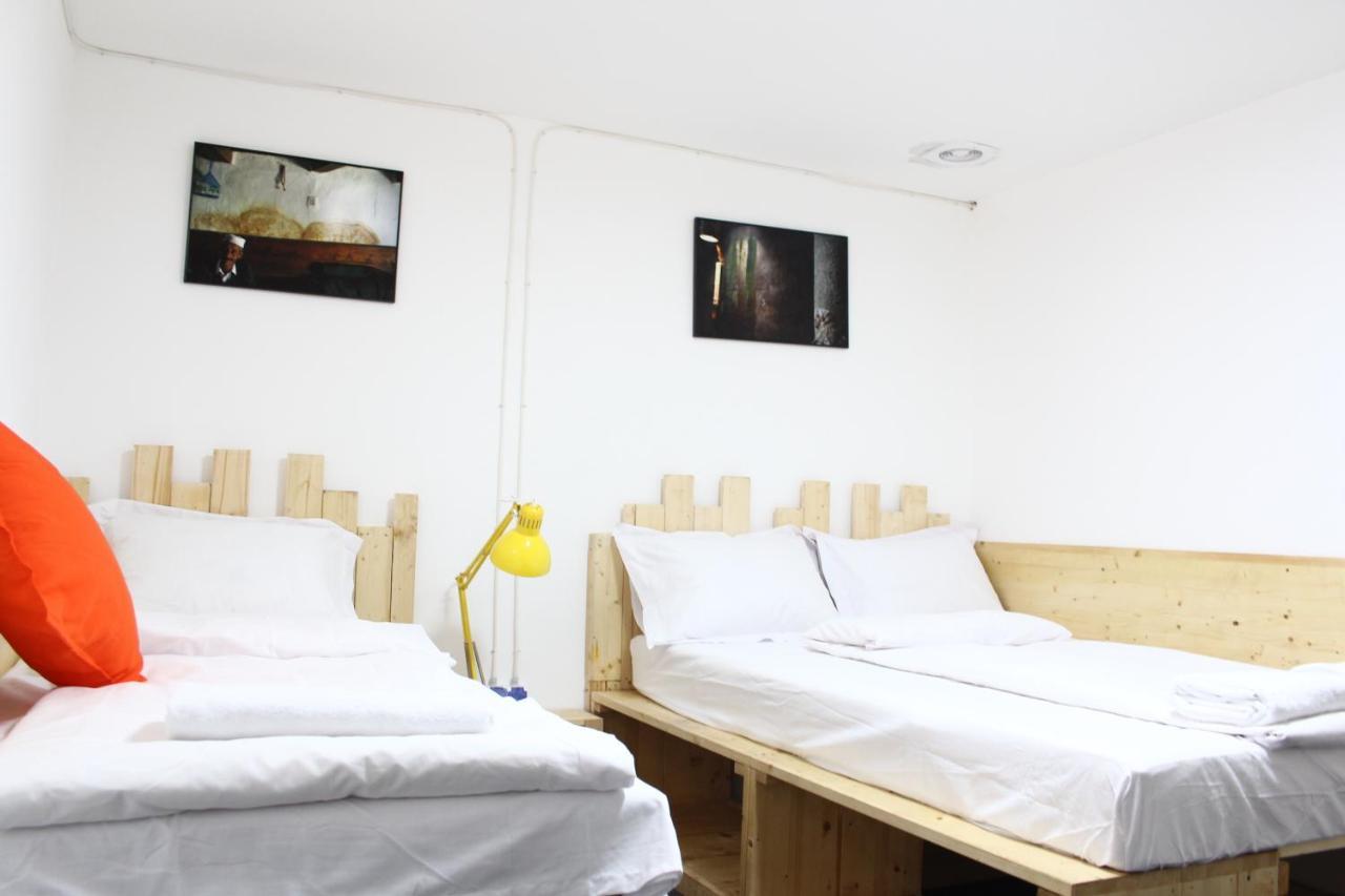 Banat 4 Hostel Bucureşti Ngoại thất bức ảnh